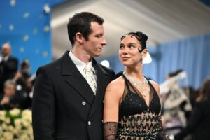 Dua Lipa Tunangan! Intip Cincin Mewah dari Callum Turner