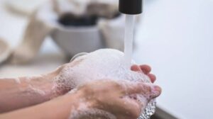 Rahasia Kulit Sehat Glowing? Mungkin Air yang Kamu Minum!