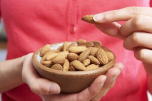 Rahasia Langsing & Kolesterol Rendah? Makan Almond Setiap Hari!
